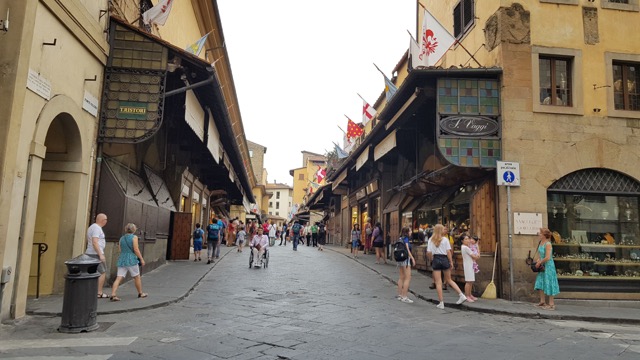 Entrada al Ponte Vecchio en Florencia