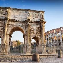 Arco con el Coliseo de fondo