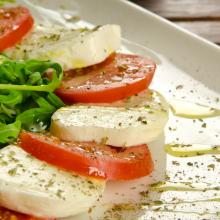 Caprese de mozzarela y tomate